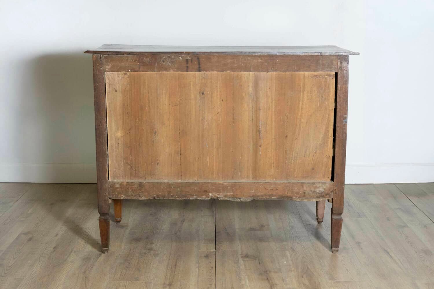Italian 1820s Serpentine Front Walnut Commode with Three Drawers - JAA