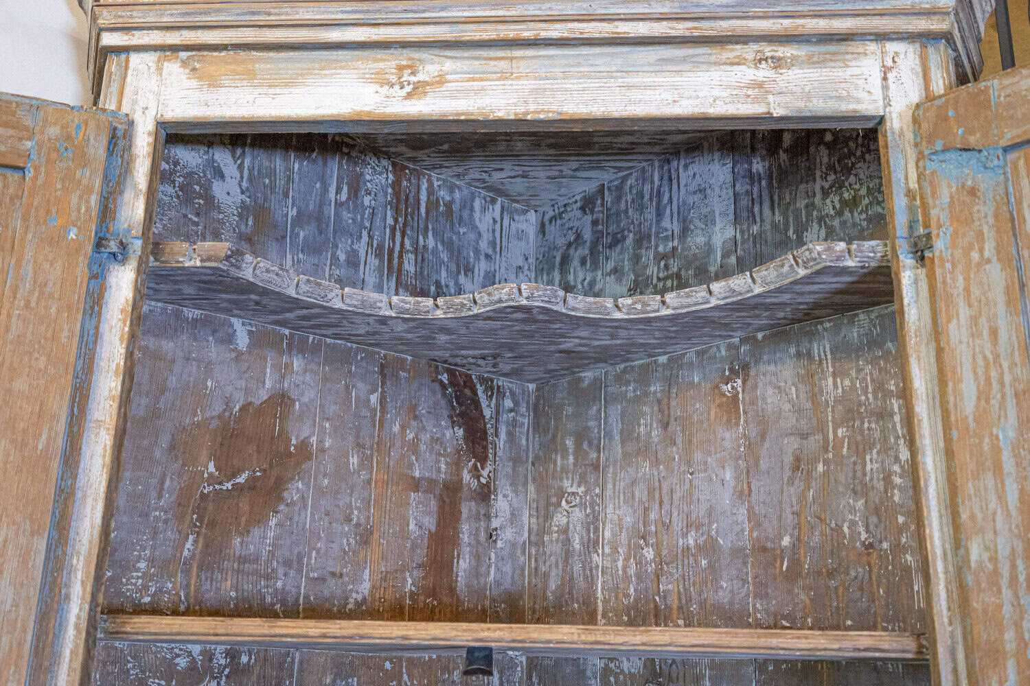 Swedish Gustavian Period 1800s Corner Cabinet with Carved Doors and Open Shelf - JAA