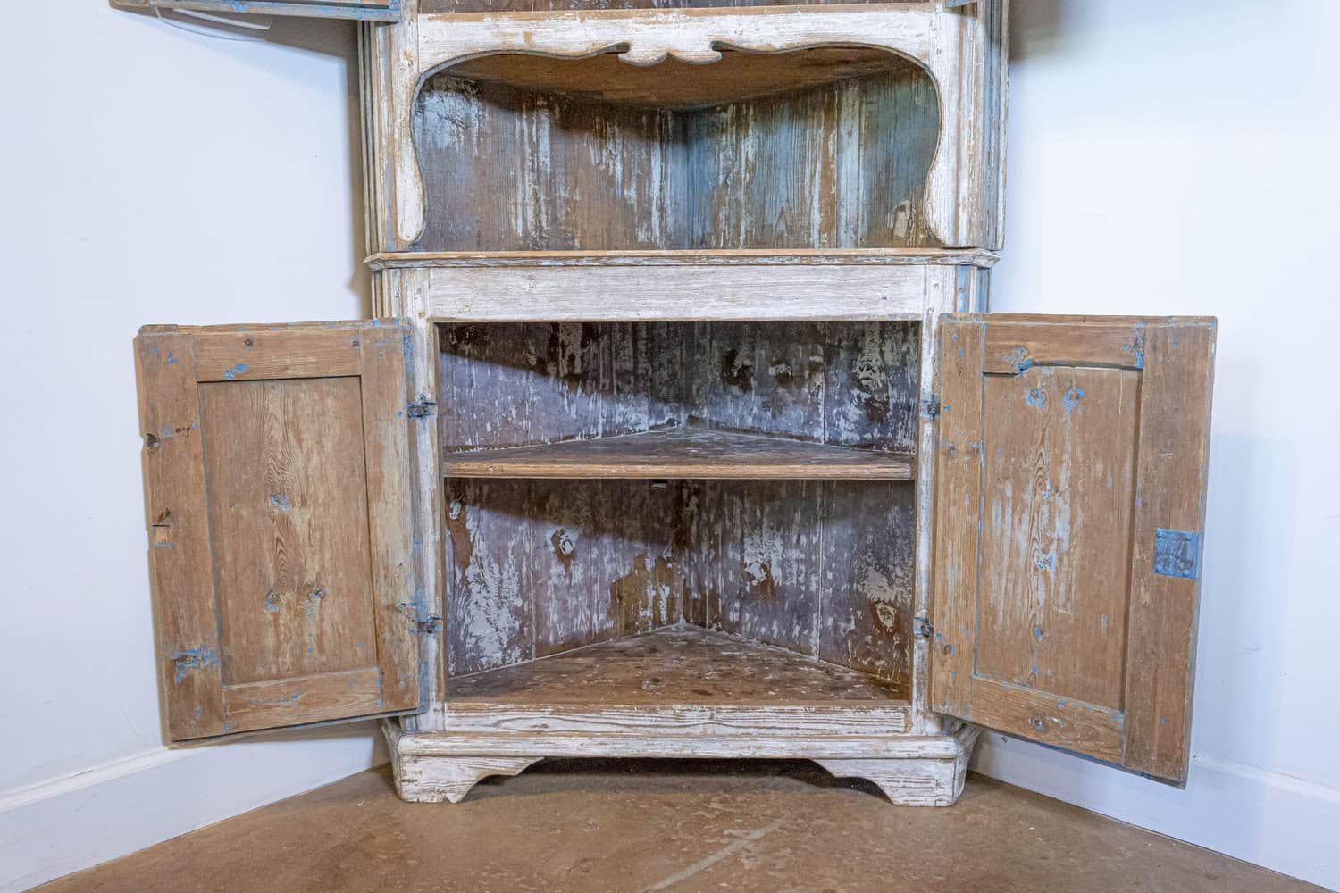 Swedish Gustavian Period 1800s Corner Cabinet with Carved Doors and Open Shelf - JAA