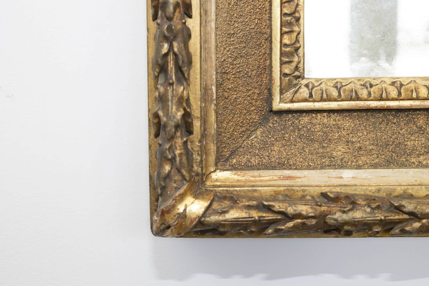 Italian 19th Century Giltwood Frame Mirror with Carved Foliage and Rais-de-Cœur - JAA