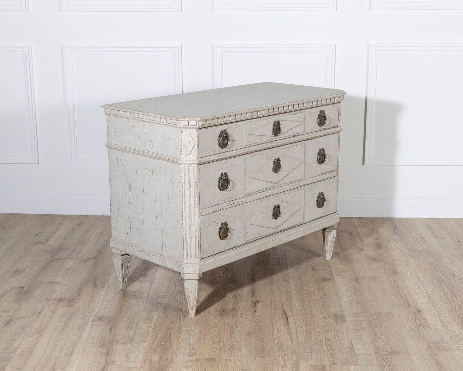 Pair of Swedish Gustavian-Style Painted Chests of Drawers, Early 20th Century - JAA