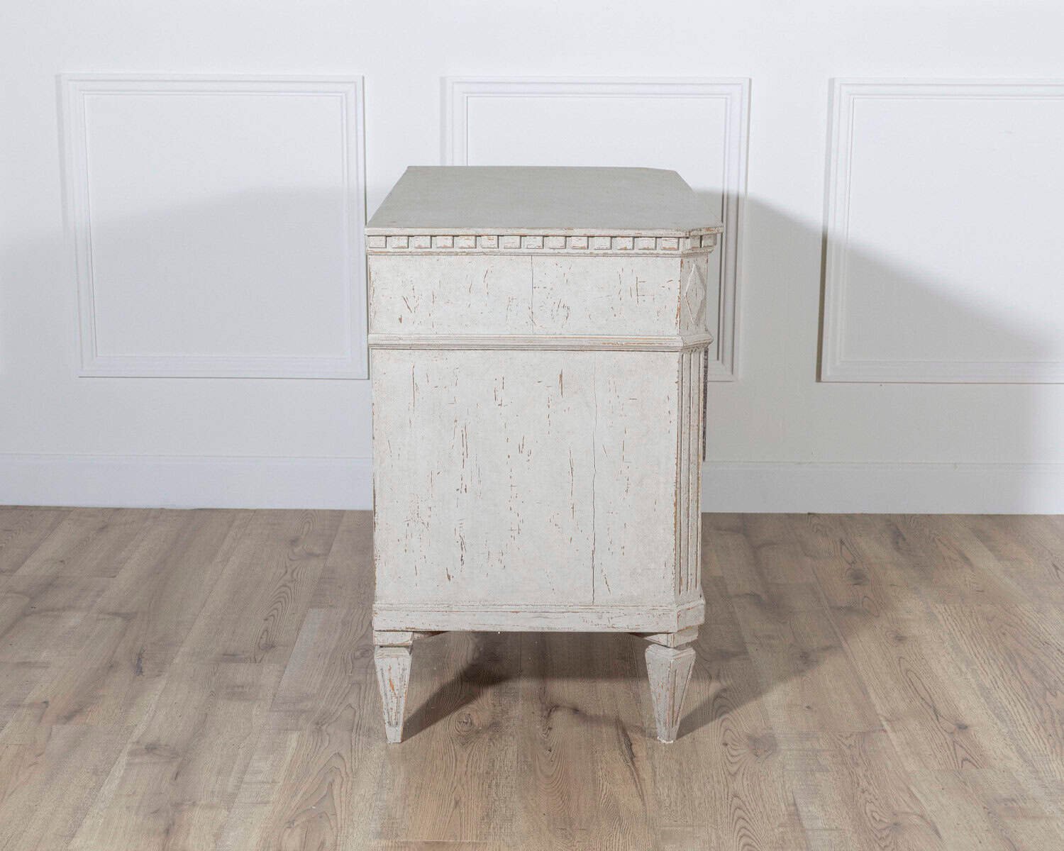Pair of Swedish Gustavian-Style Painted Chests of Drawers, Early 20th Century - JAA