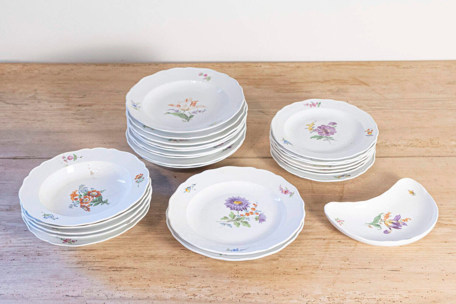 Set of 24 Pieces German Meissen Porcelain Dinner Service with