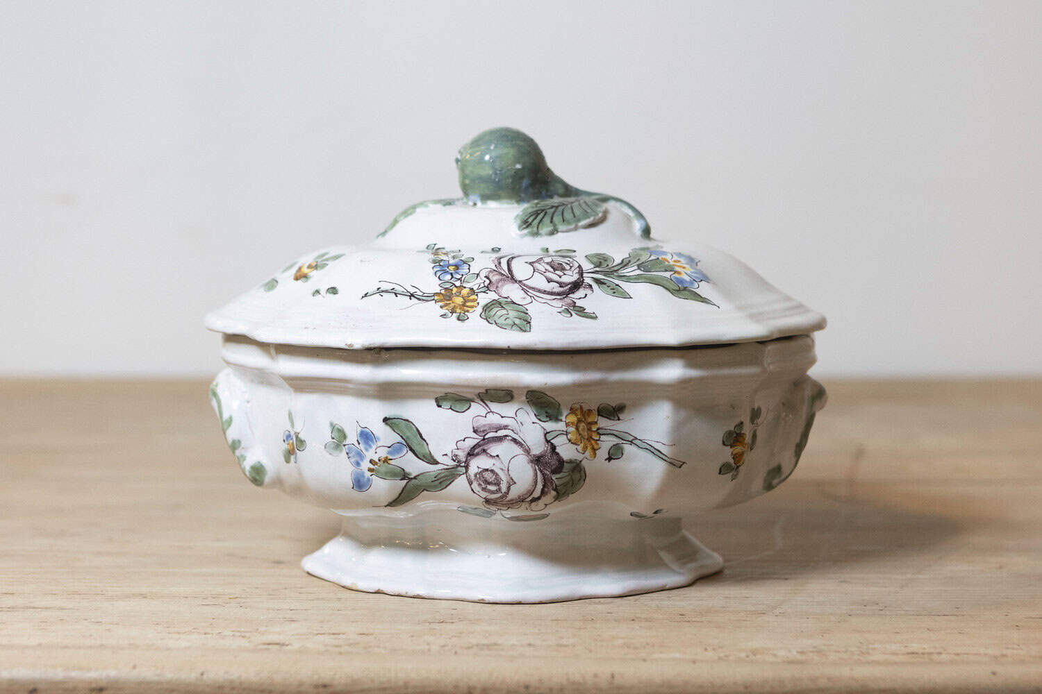 French 1750s Faience Oval Shaped Soup Tureen from Bordeaux with Floral Decor - JAA