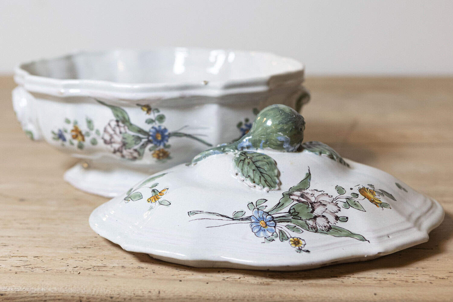 French 1750s Faience Oval Shaped Soup Tureen from Bordeaux with Floral Decor - JAA