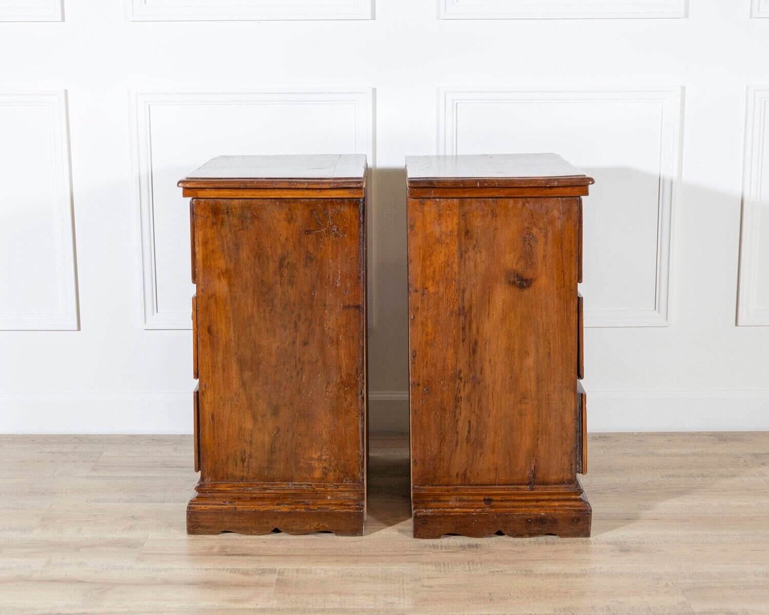 Rare Pair of Small Walnut Commodes, Central Italy, c.1700 - JAA
