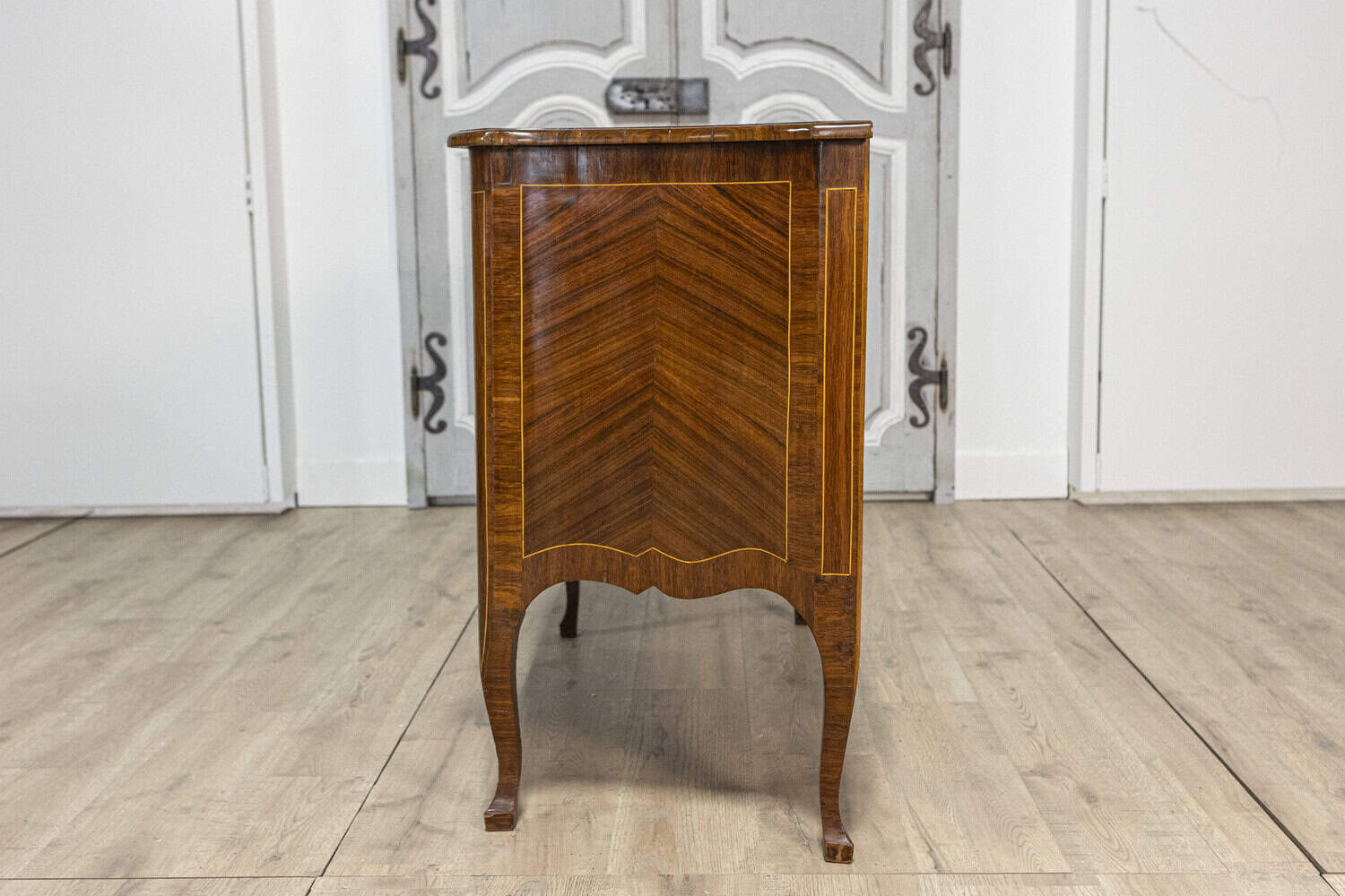 Tuscan 1890s Walnut and Mahogany Four-Drawer Commode with Banding Inlay - JAA