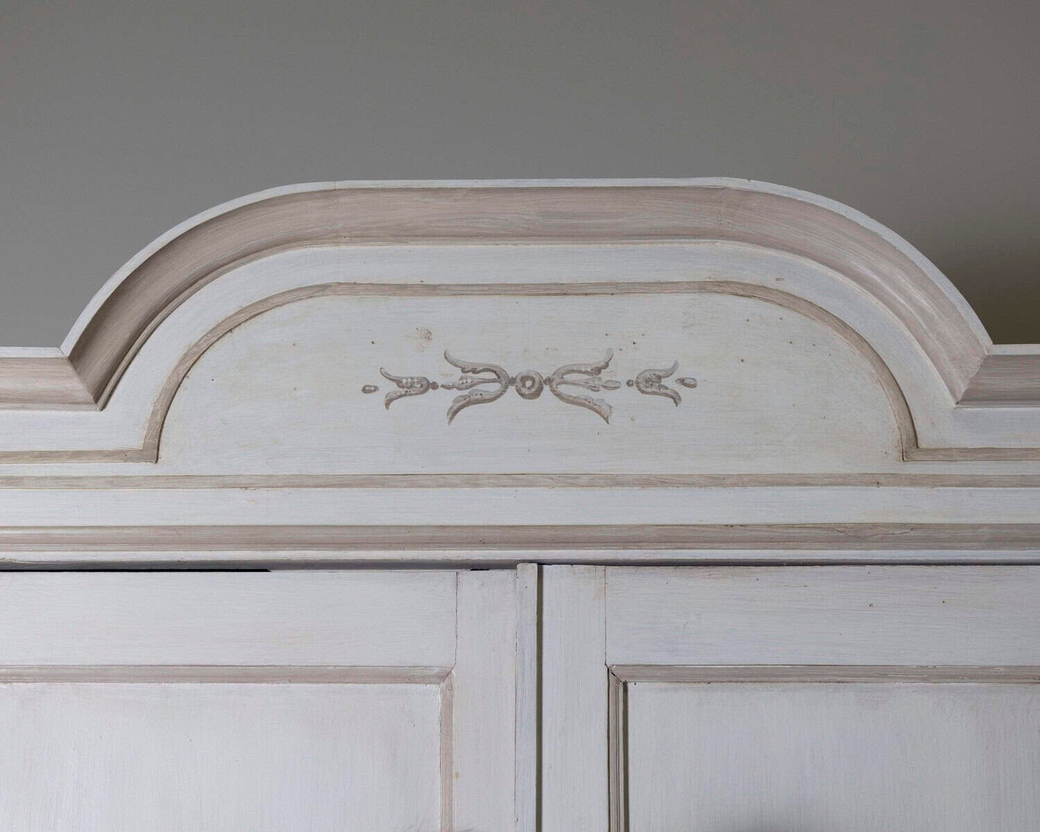 Painted Italian Wardrobe with Arched Tympanum, 19th Century - JAA