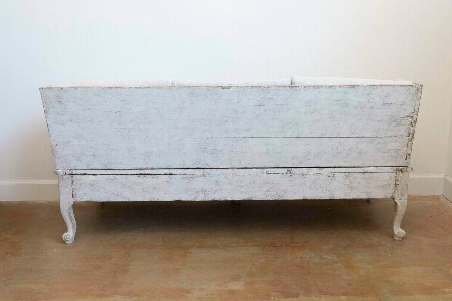 Swedish 1780s Rococo Painted Trågsoffa with Carved Apron and Upholstery - JAA