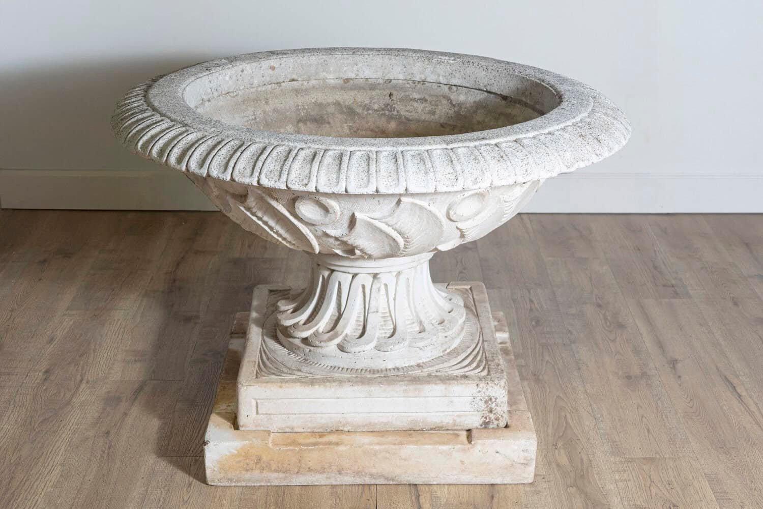 English Vintage 20th Century Cast Stone Fountain with Scoop and Foliage Motifs - JAA