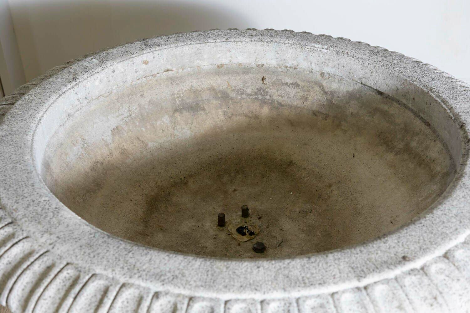 English Vintage 20th Century Cast Stone Fountain with Scoop and Foliage Motifs - JAA