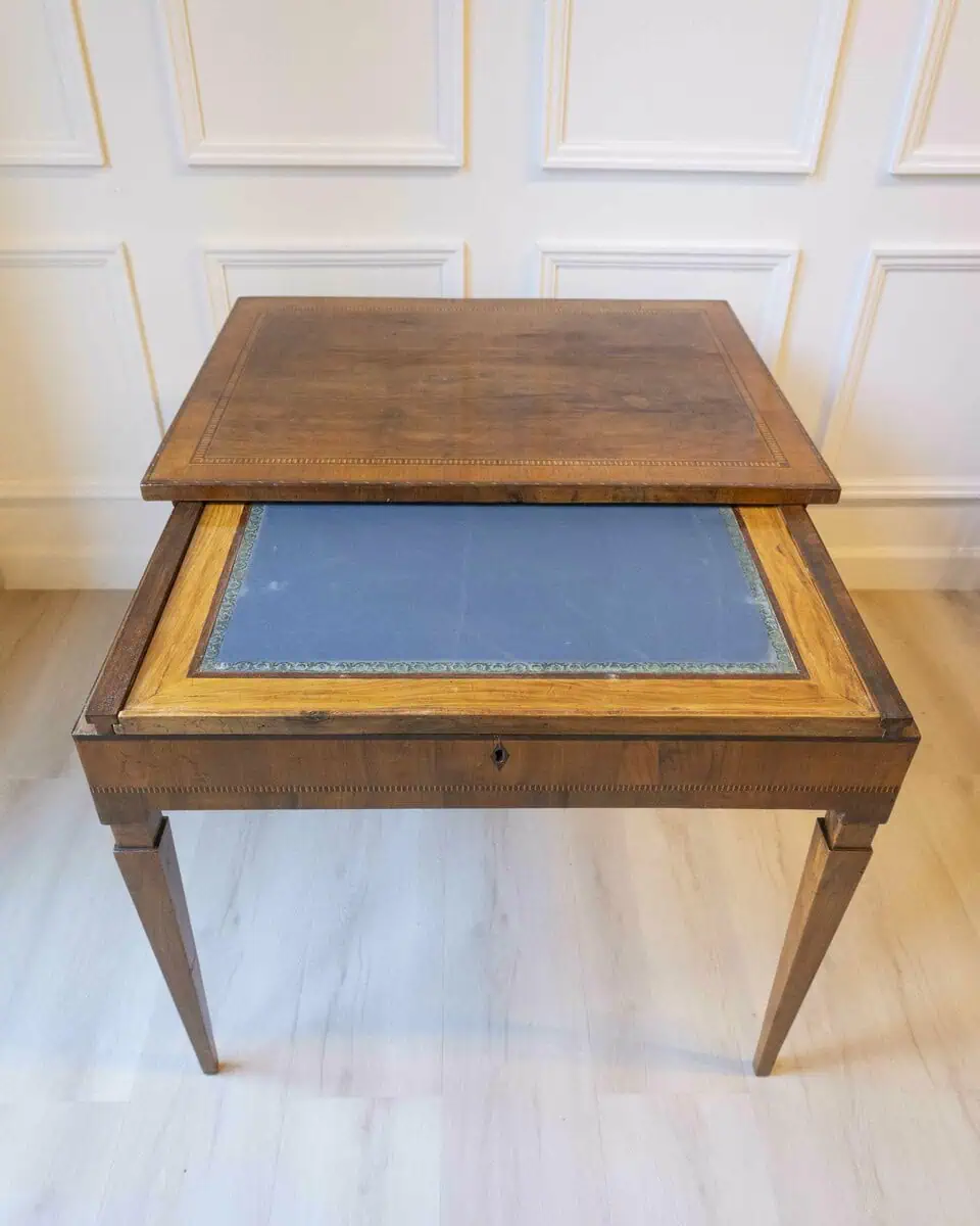 Small Walnut Veneered Desk Inlaid With Different Woods, Tuscany, Late 18th Century - JAA