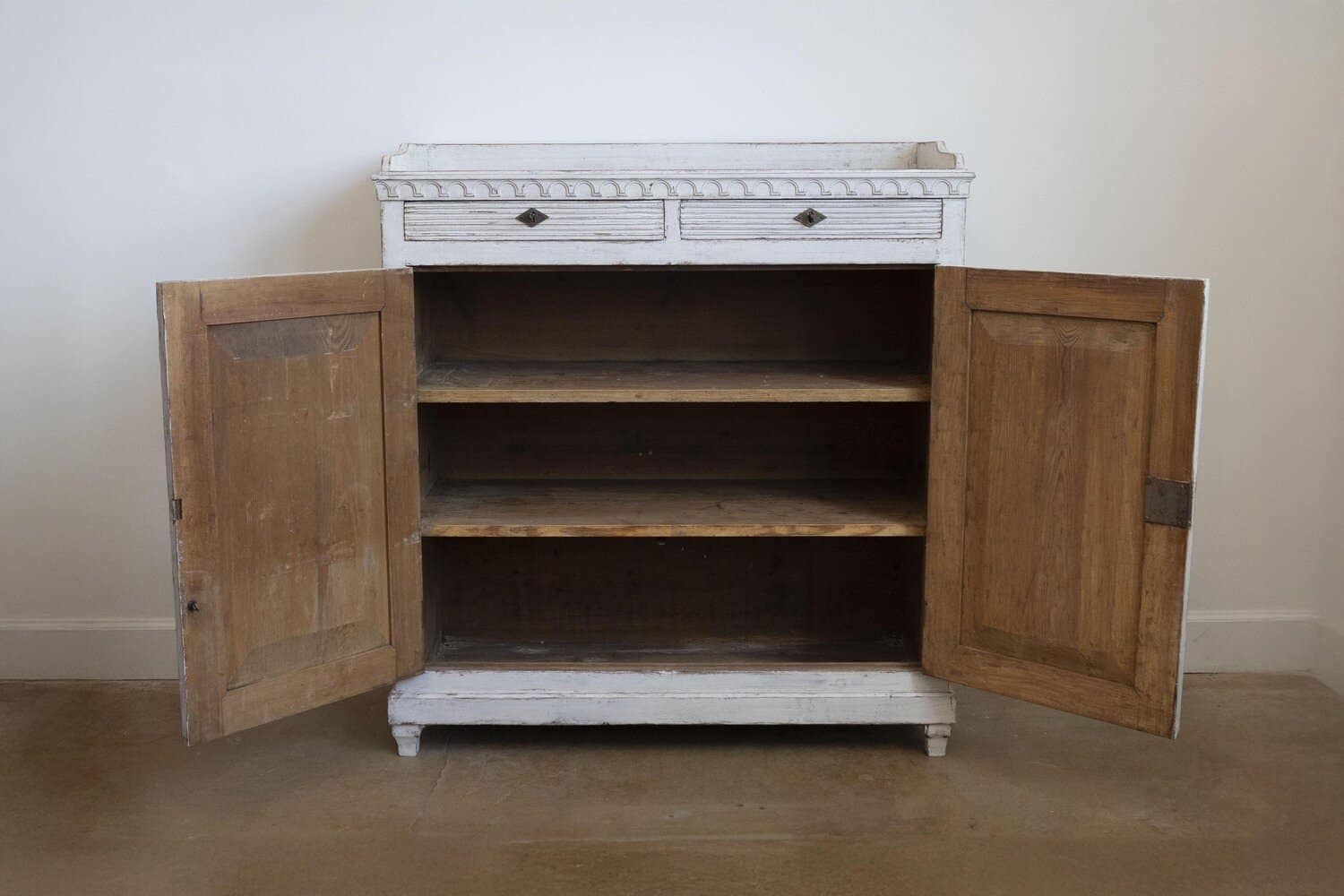 Swedish 1810s Gustavian Period Painted Sideboard with Carved Diamond Motifs - JAA