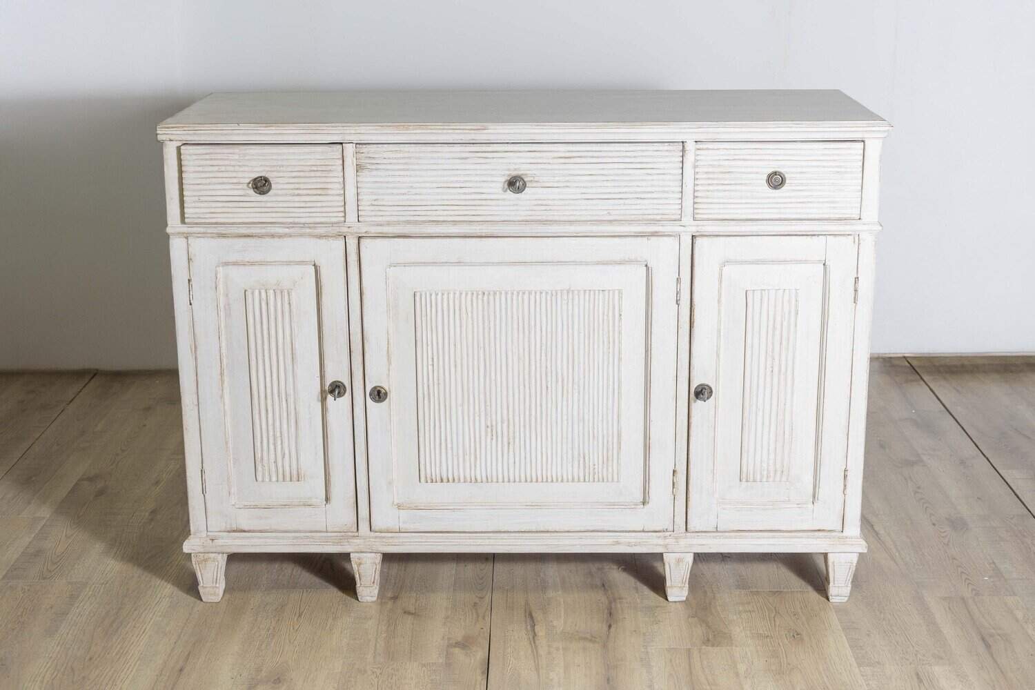 1850s Swedish Painted Sideboard From Dalarna with Carved Reeded Motifs - JAA