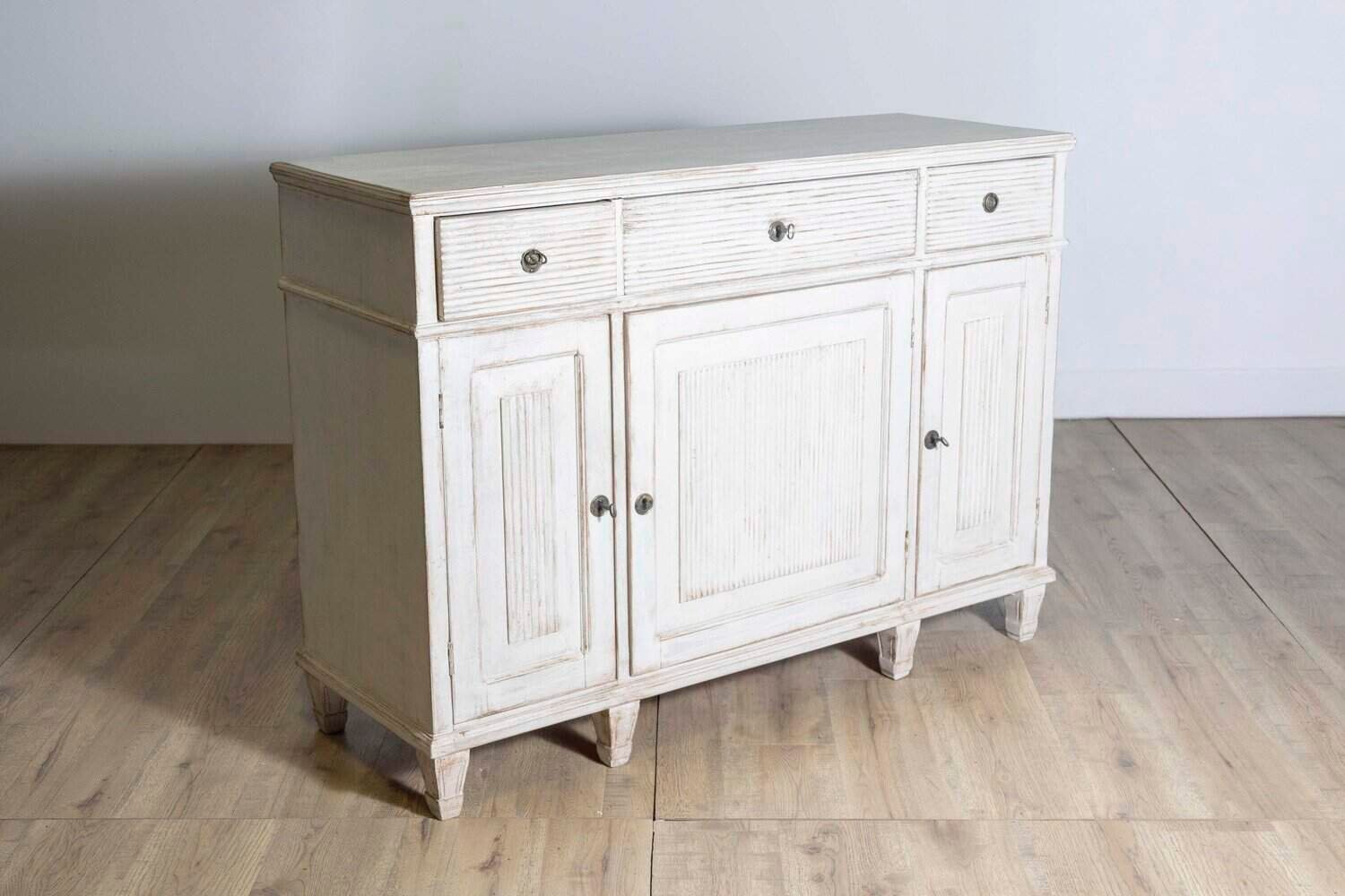 1850s Swedish Painted Sideboard From Dalarna with Carved Reeded Motifs - JAA