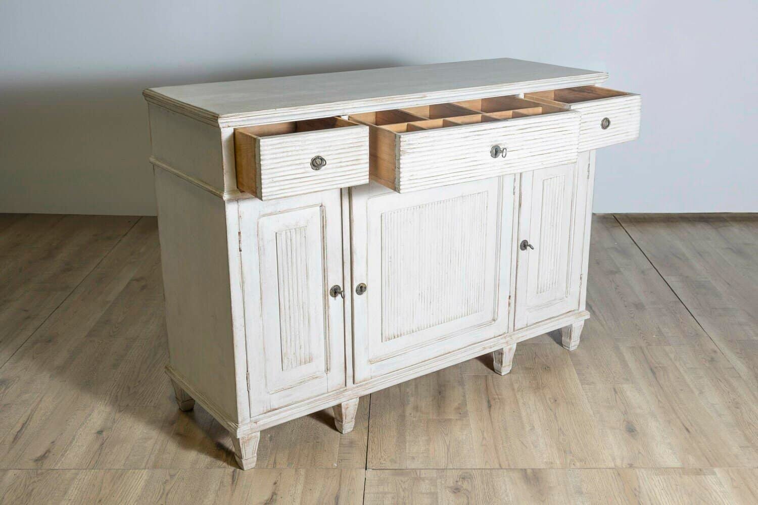 1850s Swedish Painted Sideboard From Dalarna with Carved Reeded Motifs - JAA