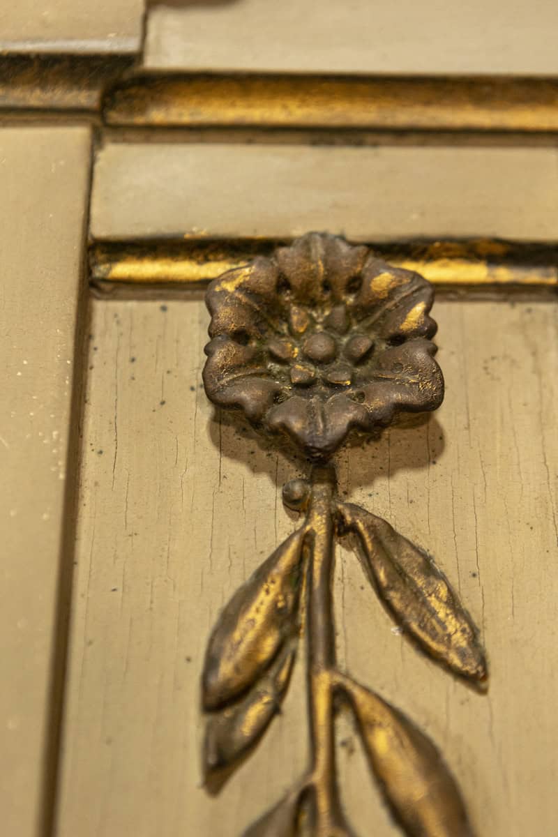 French Empire Style Beige Painted Trumeau Mirror with Carved Gilt Décor - JAA