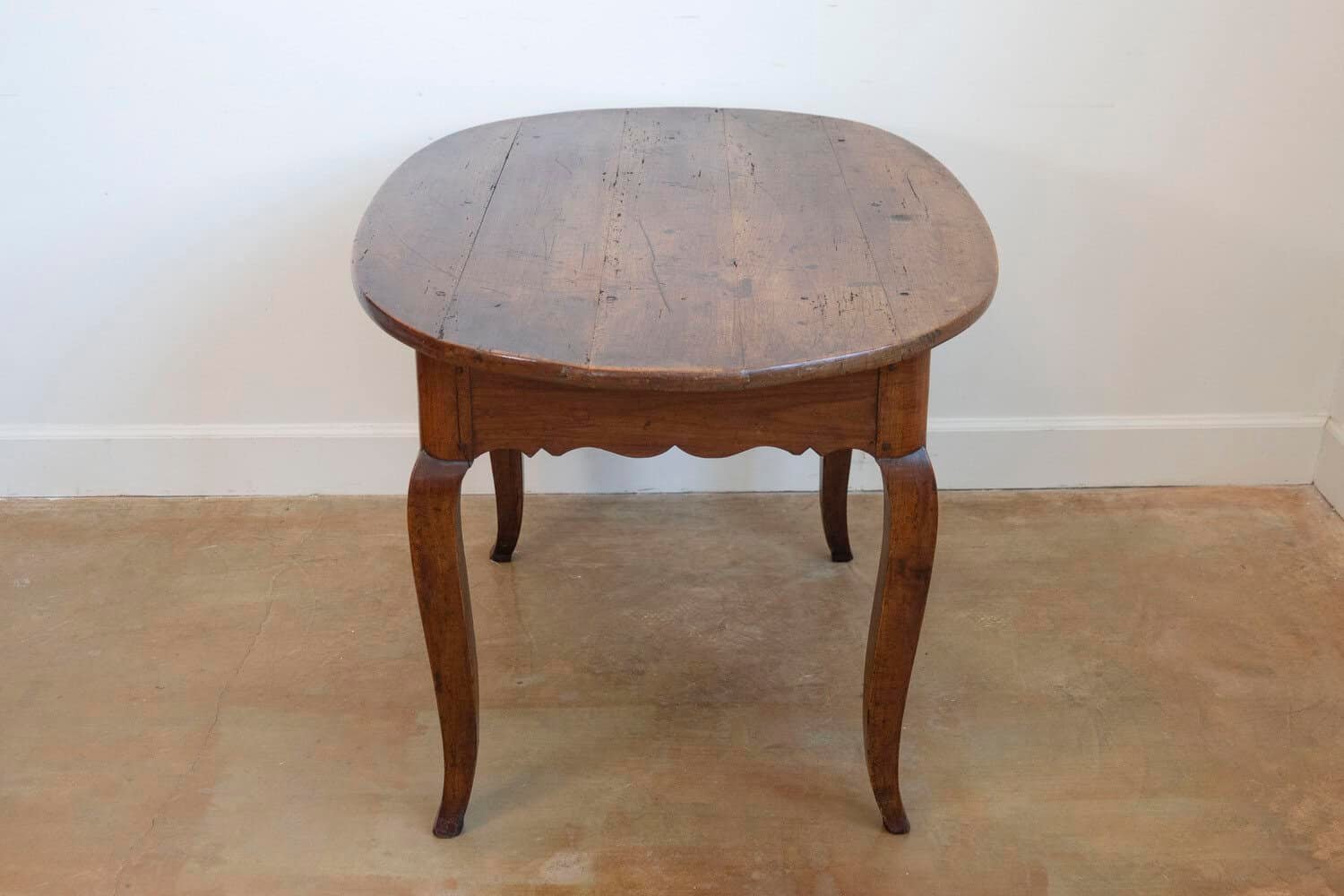 French 1830s Louis XV Style Center Table with Cabriole Legs and Carved Apron - JAA