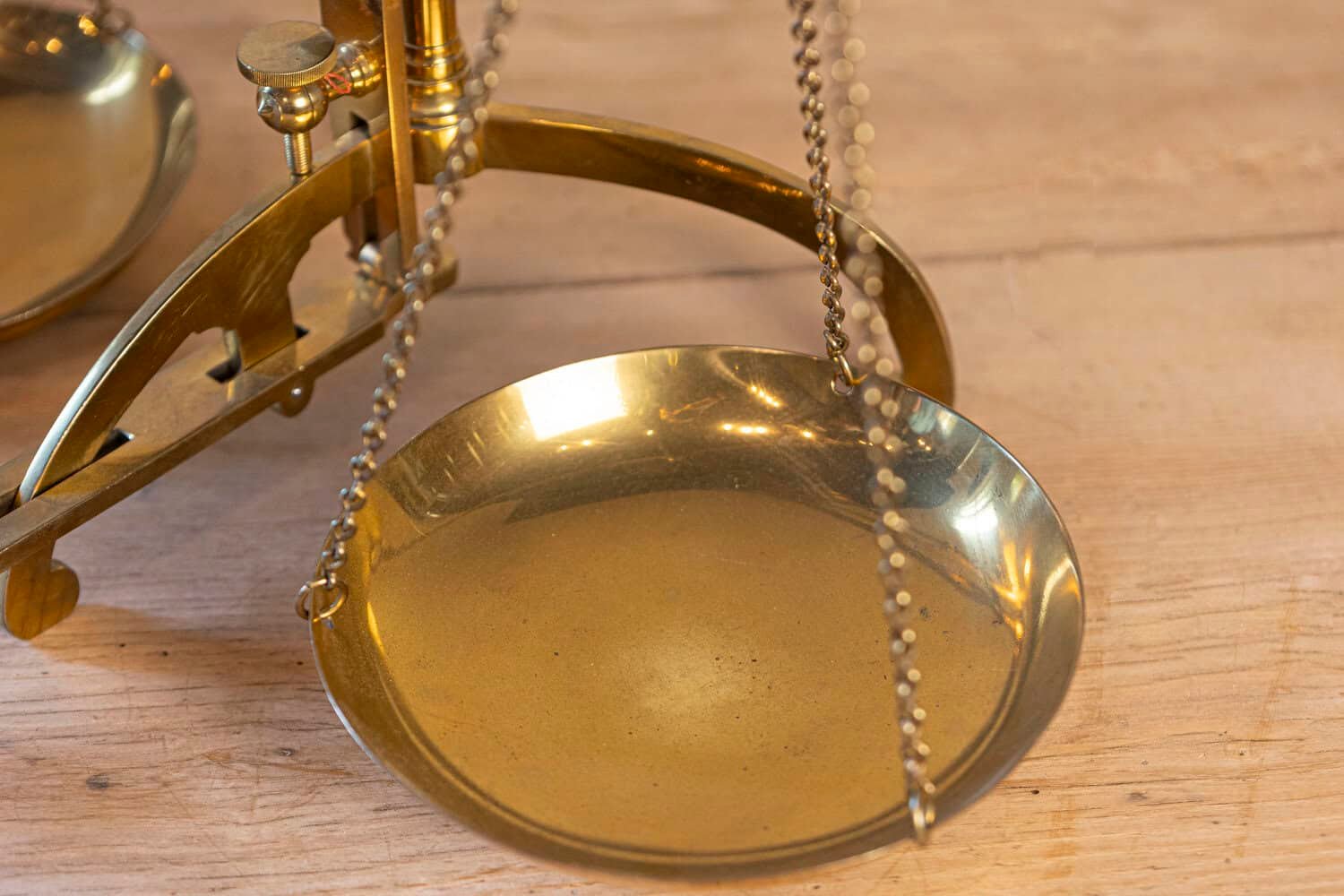 English Brass Bankers Balance Scale from the 19th Century with Circular Pans - JAA