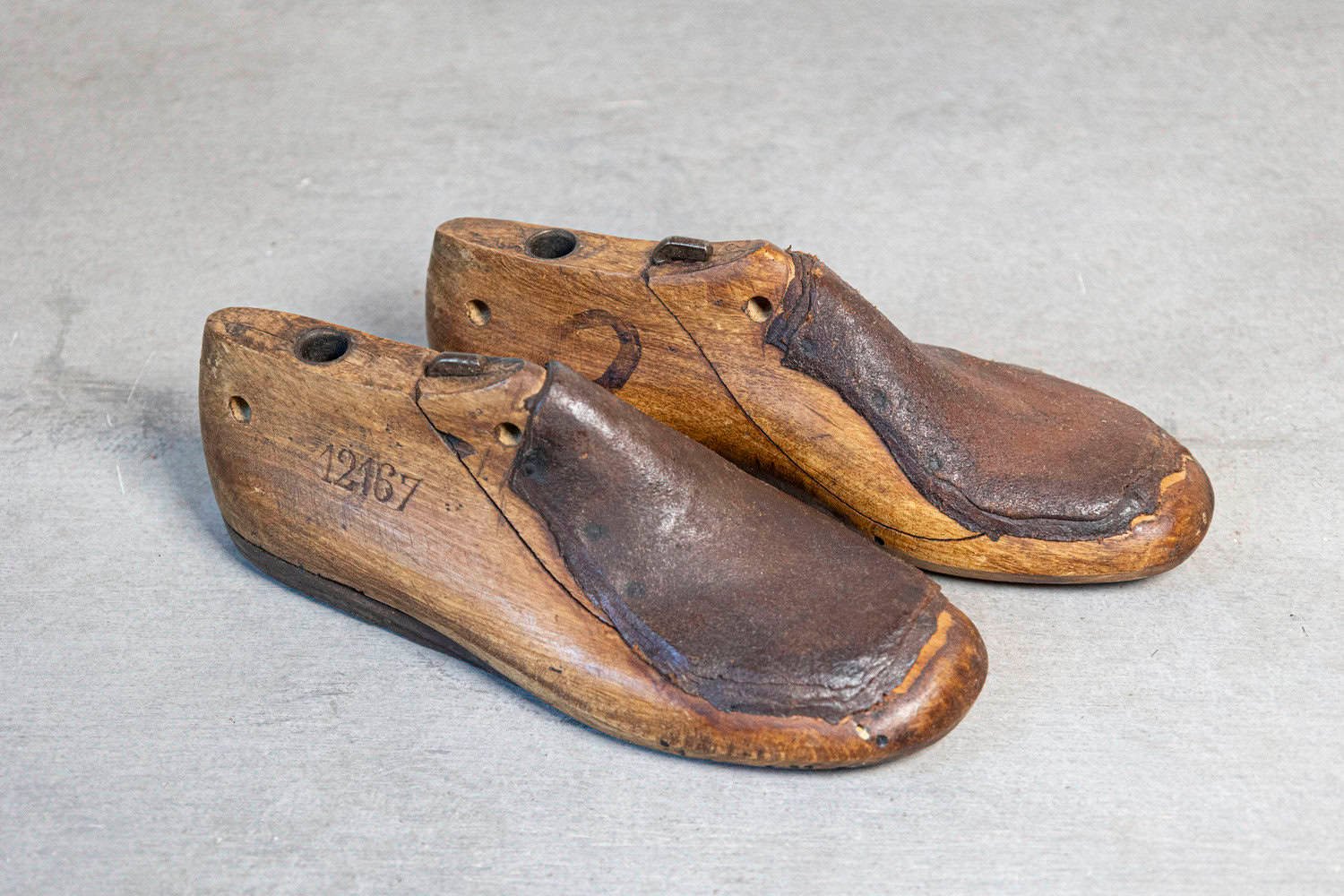 Pair of English Vintage Wood and Leather Handmade Cobbler's Shoe Lasts - JAA
