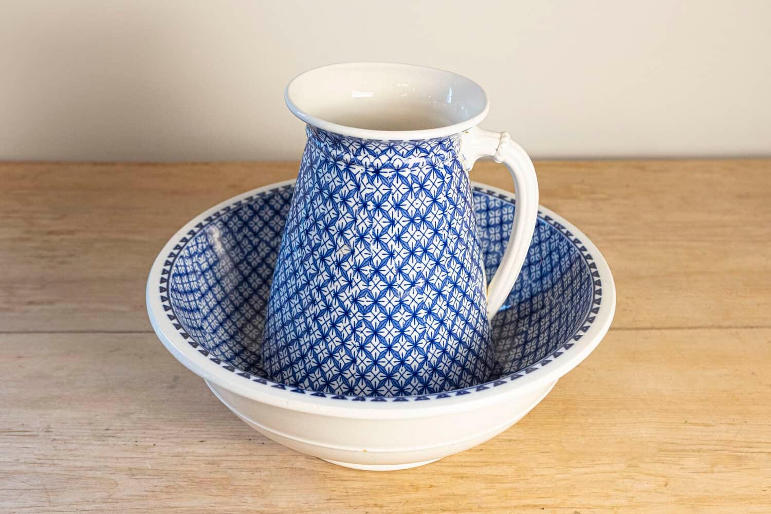 English Blue and White Brown-Westhead, Moore & Co. Valletta Pattern Washbasin - JAA