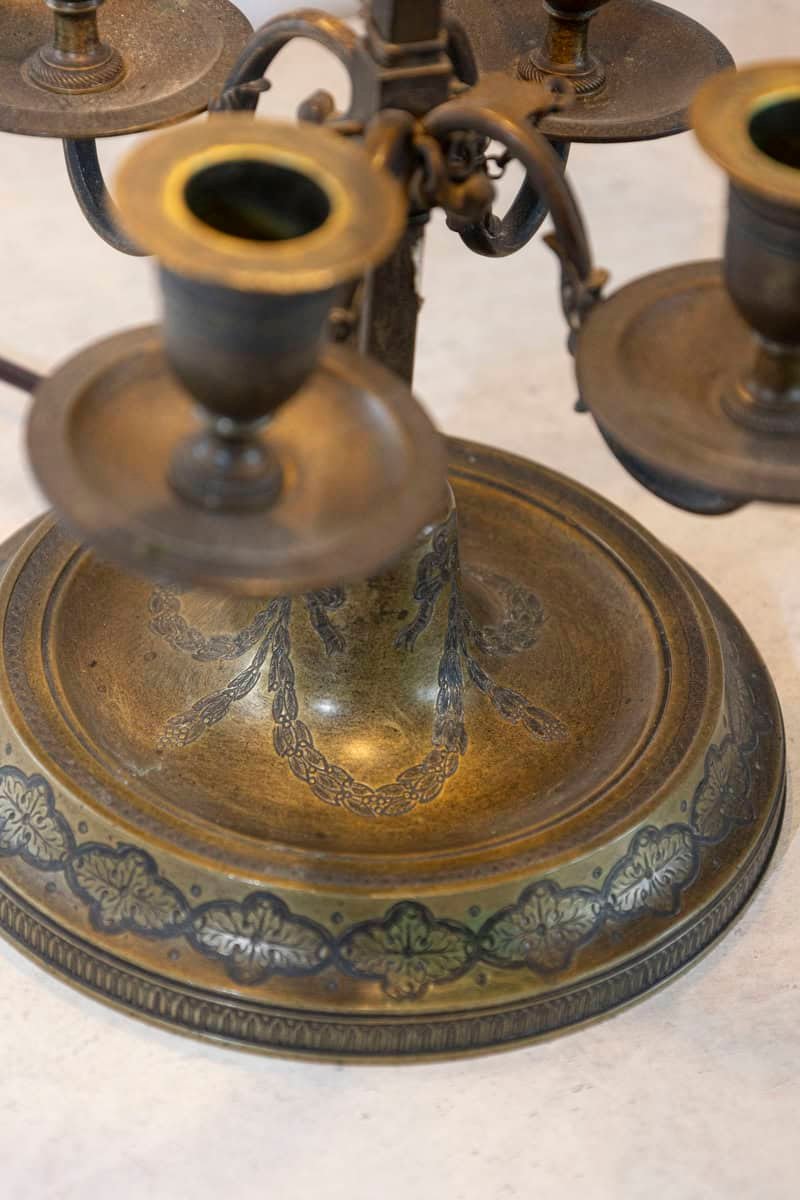 French 1850s Napoléon III Green Painted Tôle Table Lamp with Garland Motifs - JAA