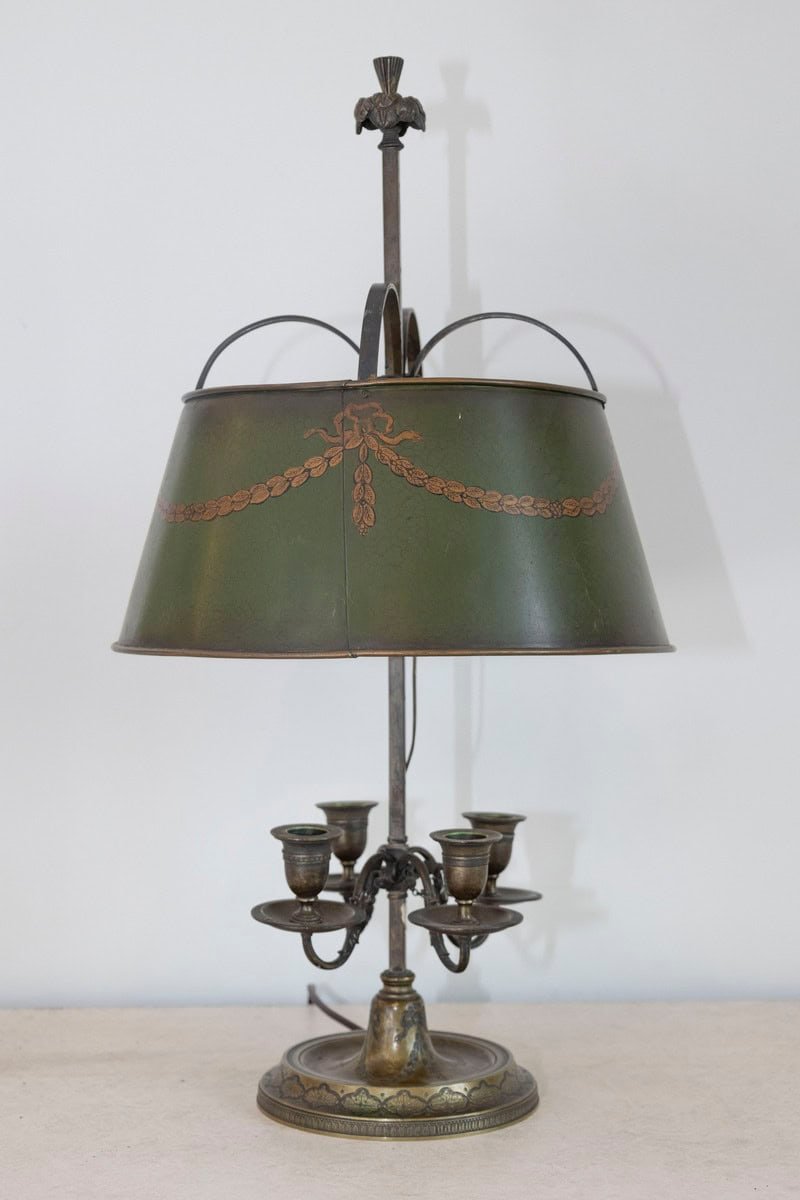 French 1850s Napoléon III Green Painted Tôle Table Lamp with Garland Motifs - JAA