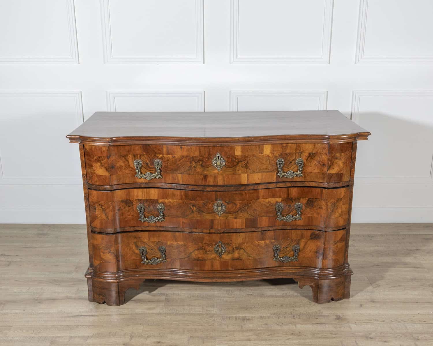 18th Century Walnut Chest Of Drawers From Verona - JAA