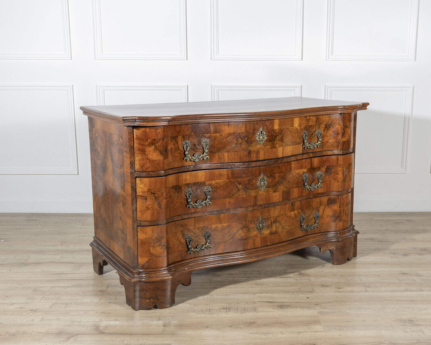18th Century Walnut Chest Of Drawers From Verona - JAA