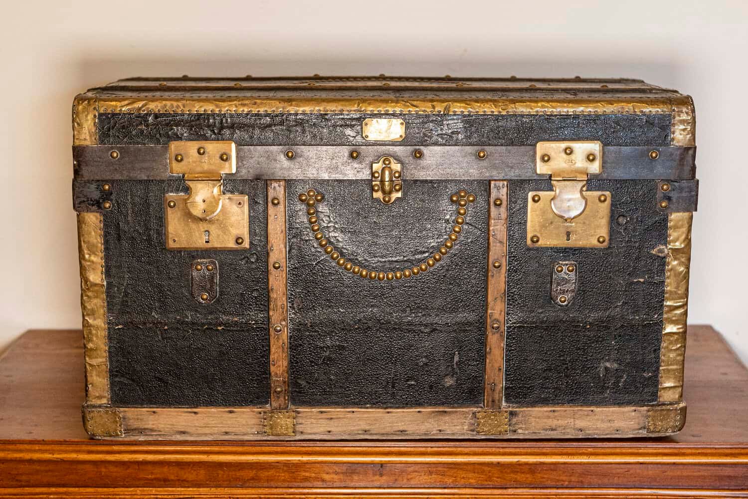 Early 20th-Century French Travel Trunk with Brass Hardware - JAA