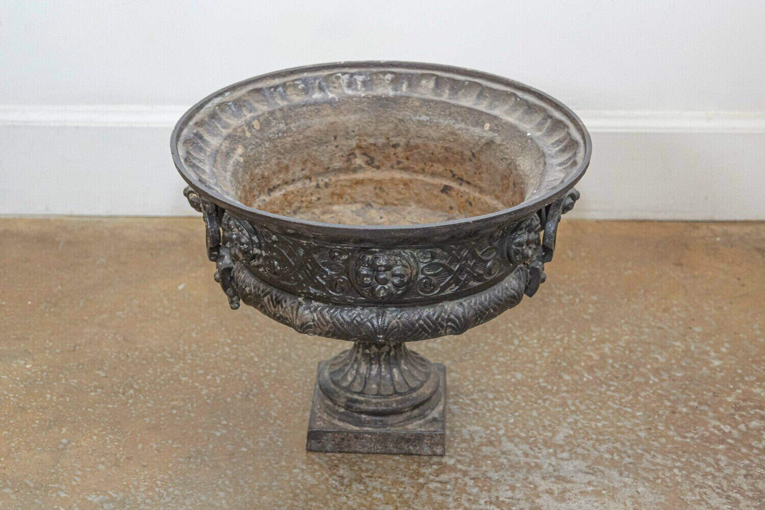 French 19th Century Iron Jardinière with Lateral Handles and Double L Monogram - JAA