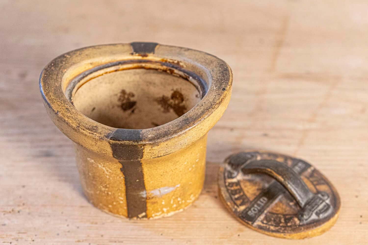 English 19th Century Pottery Container with Hat Box Shape and Petite Lid - JAA