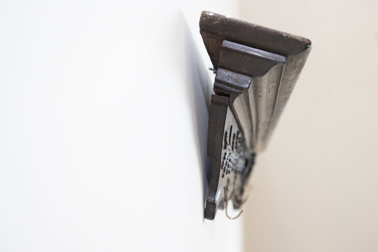 French 19th Century Wooden Rack with Carved Ribbon-Tied Quiver and Arrows - JAA
