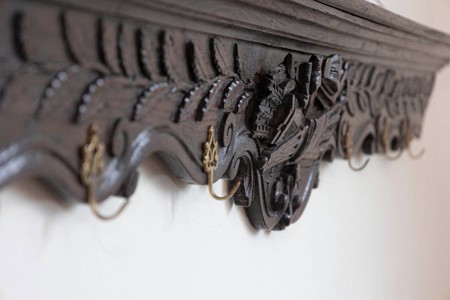 French 19th Century Wooden Rack with Carved Ribbon-Tied Quiver and Arrows - JAA