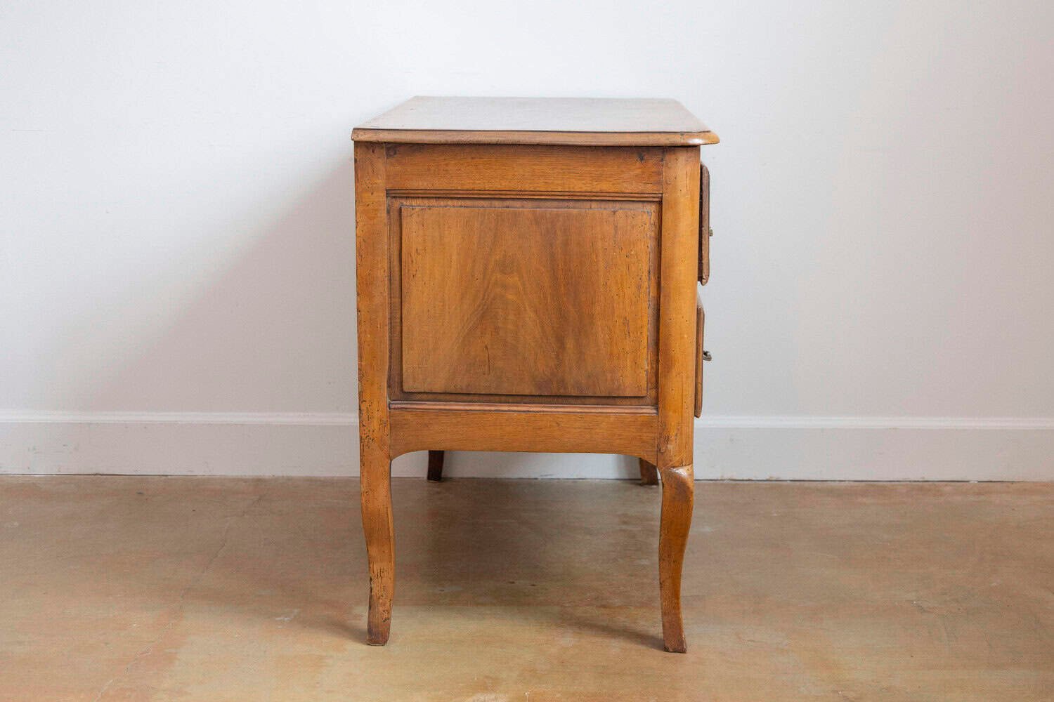 French Louis XV 1790s Walnut Commode Sauteuse with Two Drawers and Cabriole Legs - JAA
