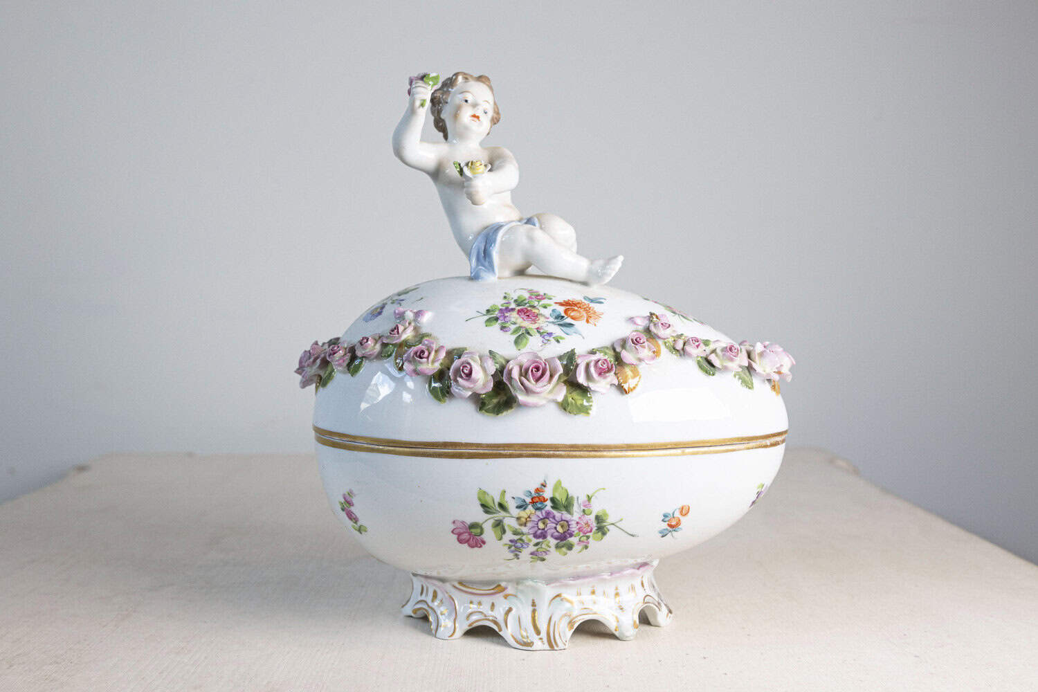 French Sèvres 19th Century Porcelain Egg with Putto and Garland of Pink Roses - JAA