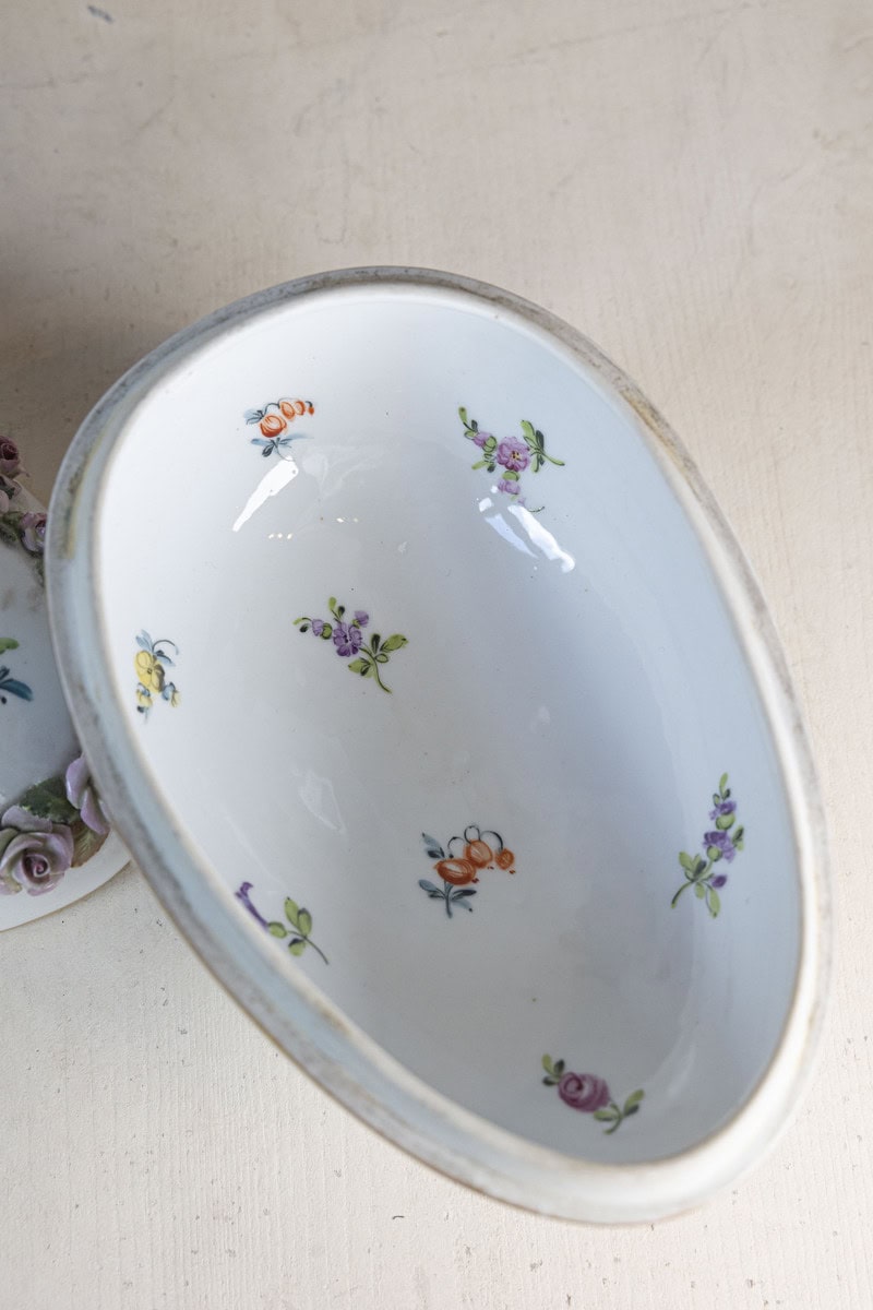 French Sèvres 19th Century Porcelain Egg with Putto and Garland of Pink Roses - JAA