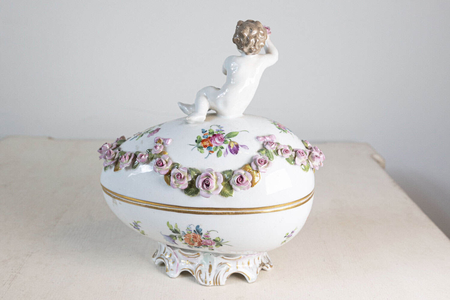 French Sèvres 19th Century Porcelain Egg with Putto and Garland of Pink Roses - JAA