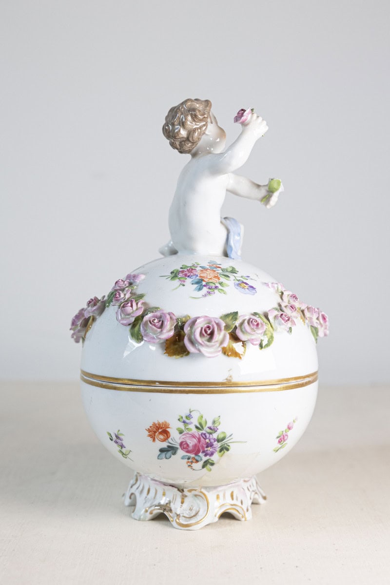 French Sèvres 19th Century Porcelain Egg with Putto and Garland of Pink Roses - JAA