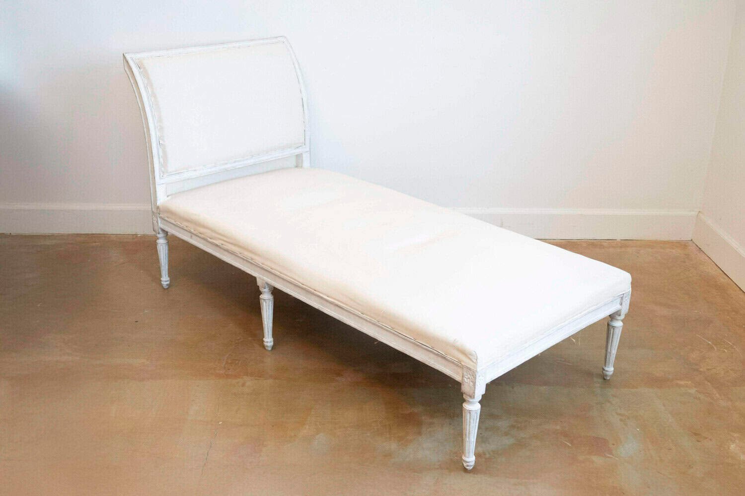 European Neoclassical 1830s Painted Daybed with Carved Rosettes and Fluted Legs - JAA