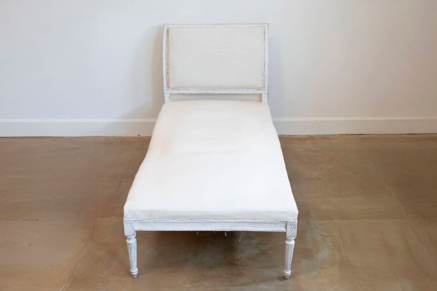 European Neoclassical 1830s Painted Daybed with Carved Rosettes and Fluted Legs - JAA