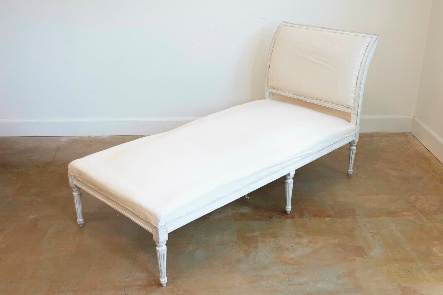 European Neoclassical 1830s Painted Daybed with Carved Rosettes and Fluted Legs - JAA