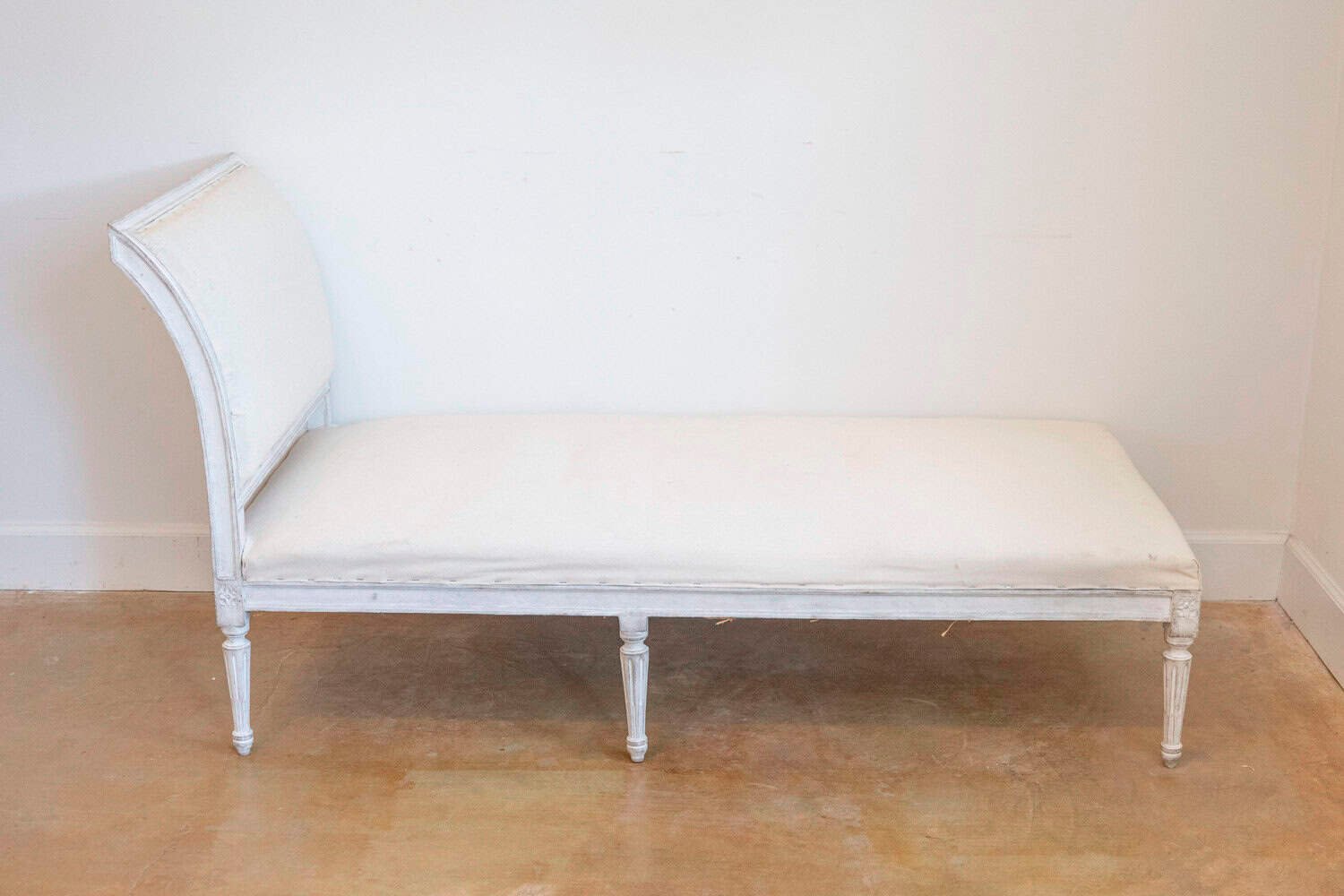 European Neoclassical 1830s Painted Daybed with Carved Rosettes and Fluted Legs - JAA