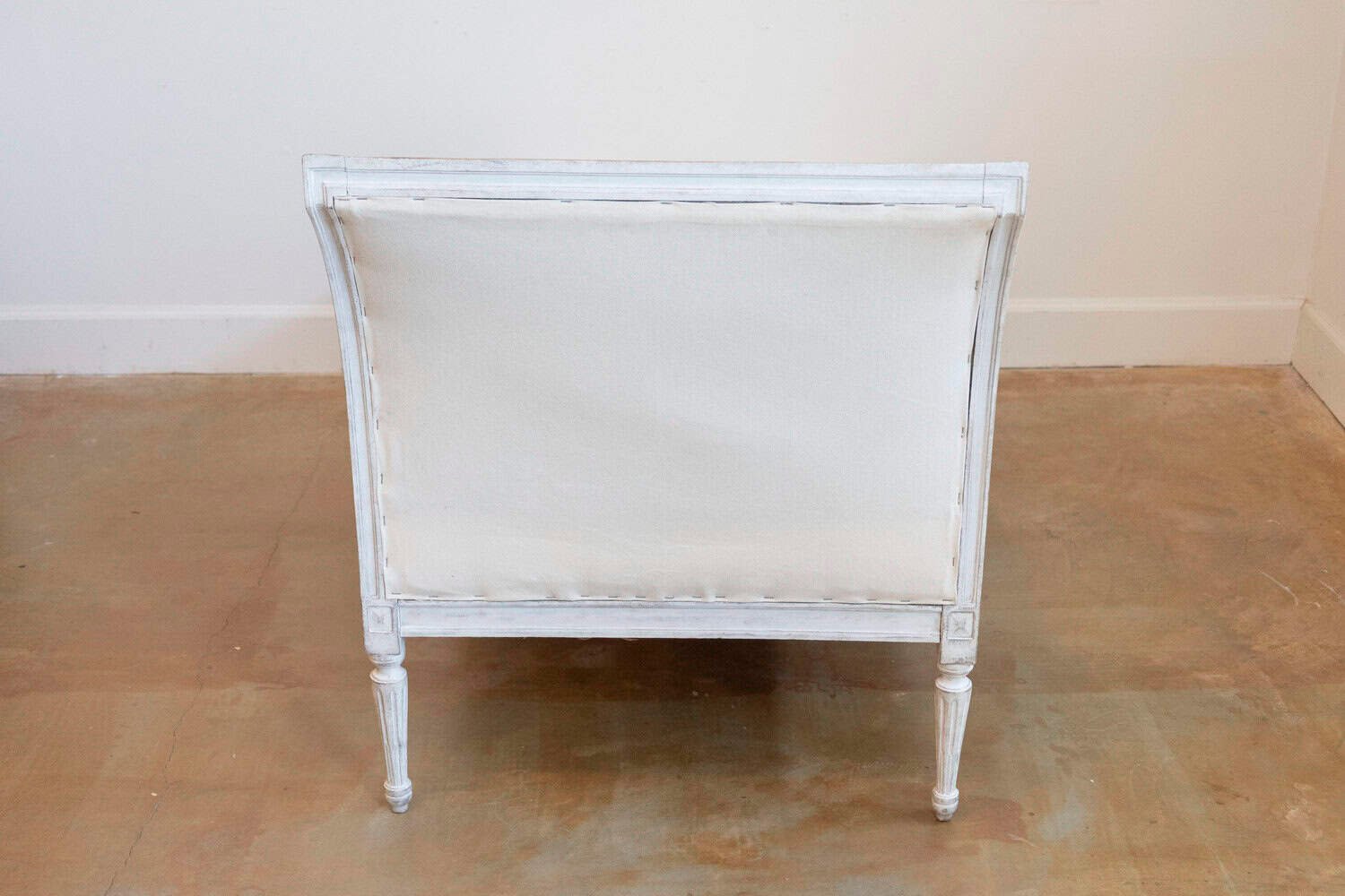 European Neoclassical 1830s Painted Daybed with Carved Rosettes and Fluted Legs - JAA