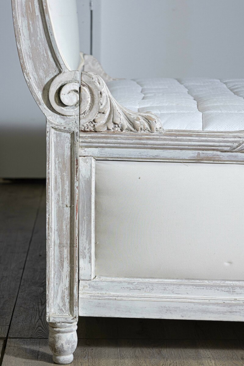 Swedish Late 18th Century Neoclassical Painted Bed with Medallions - JAA