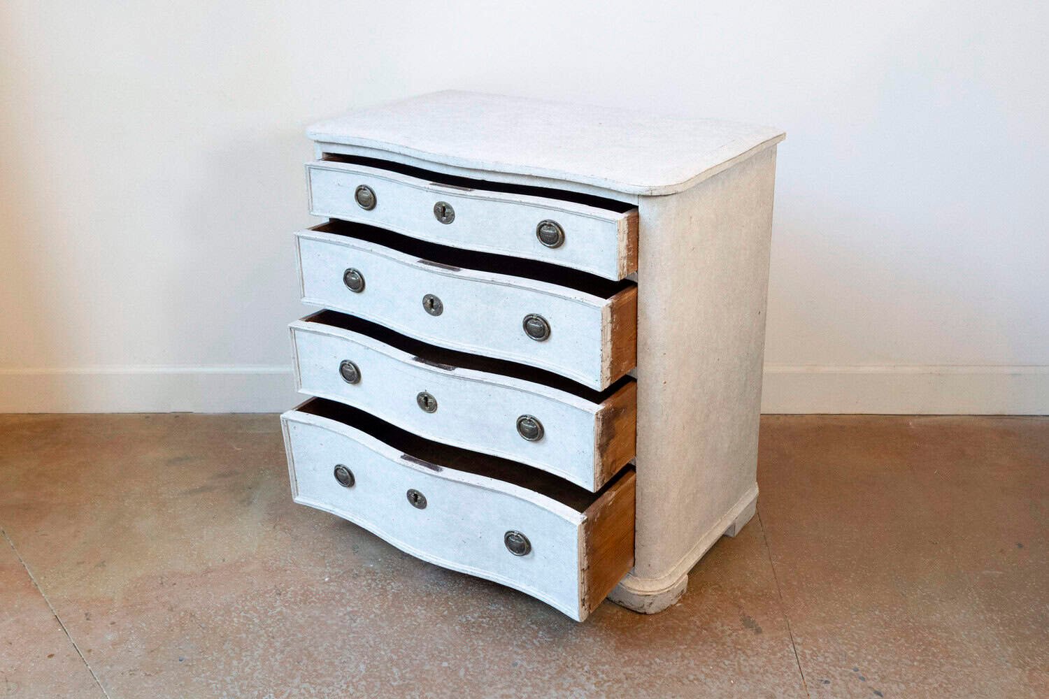 Danish 1880s Off White Painted Serpentine Front Chest with Graduated Drawers - JAA