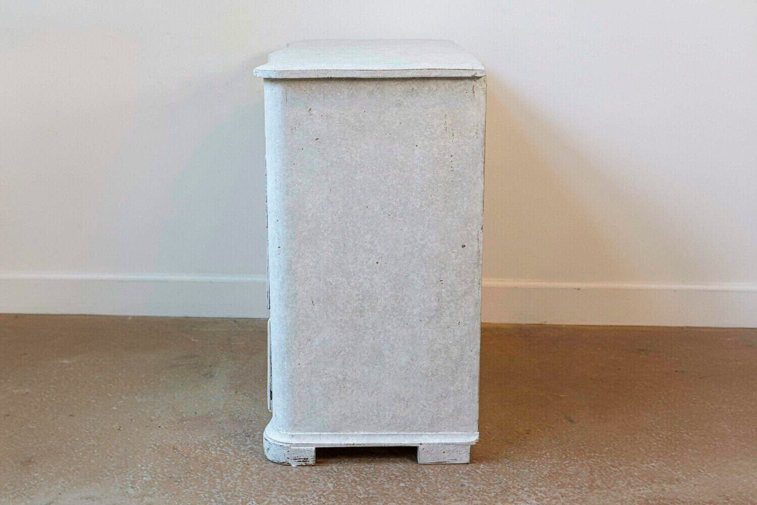 Danish 1880s Off White Painted Serpentine Front Chest with Graduated Drawers - JAA