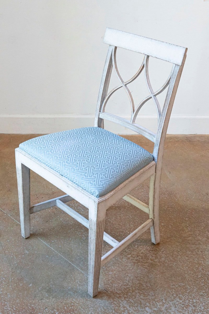 Set of 6 remaining Swedish 1900s Painted Dining Room Chairs with Sinuous Pierced Motifs - JAA