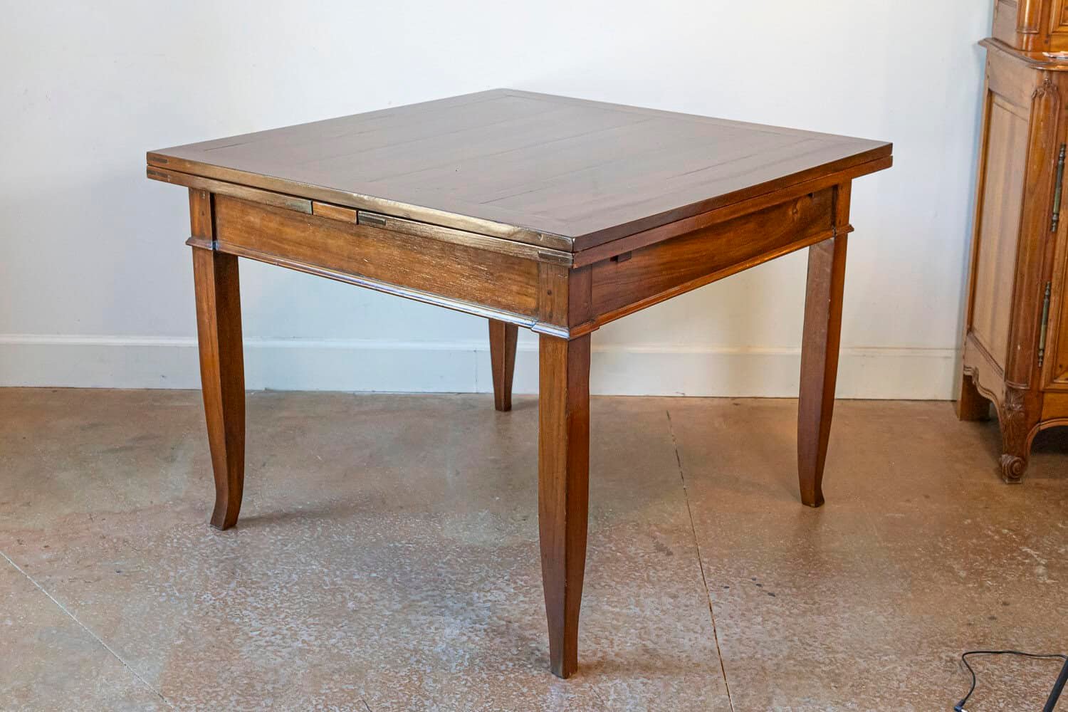 Italian, 19th Century, Walnut Table with Two Extending Leaves and Curving Legs - JAA