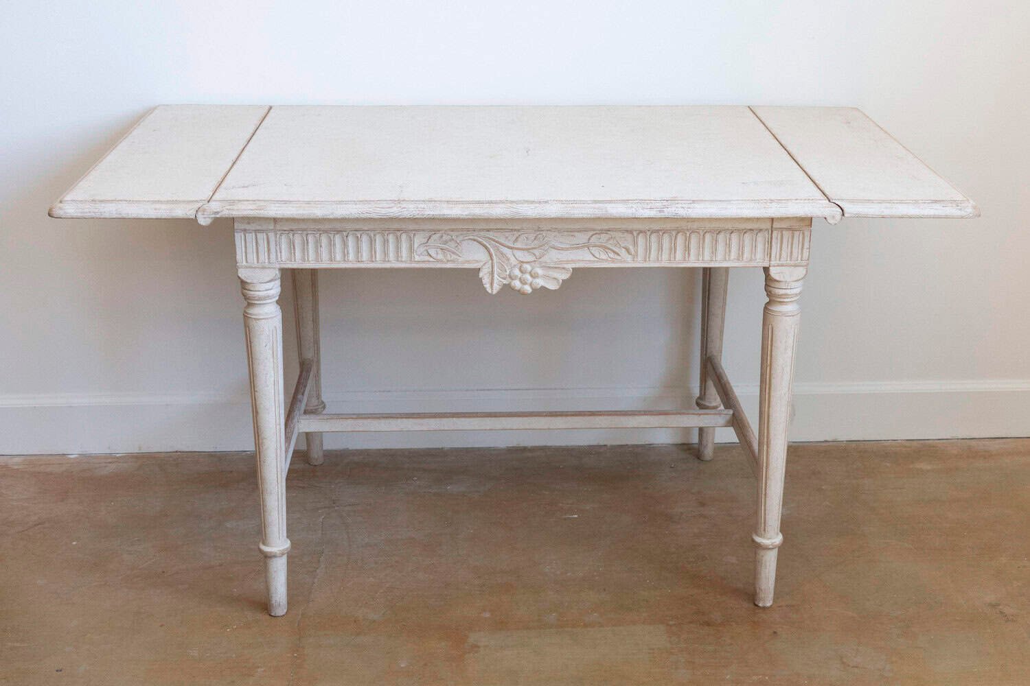 Swedish Neoclassical Style 1910s Painted Wood Drop-Leaf Table with Carved Décor - JAA